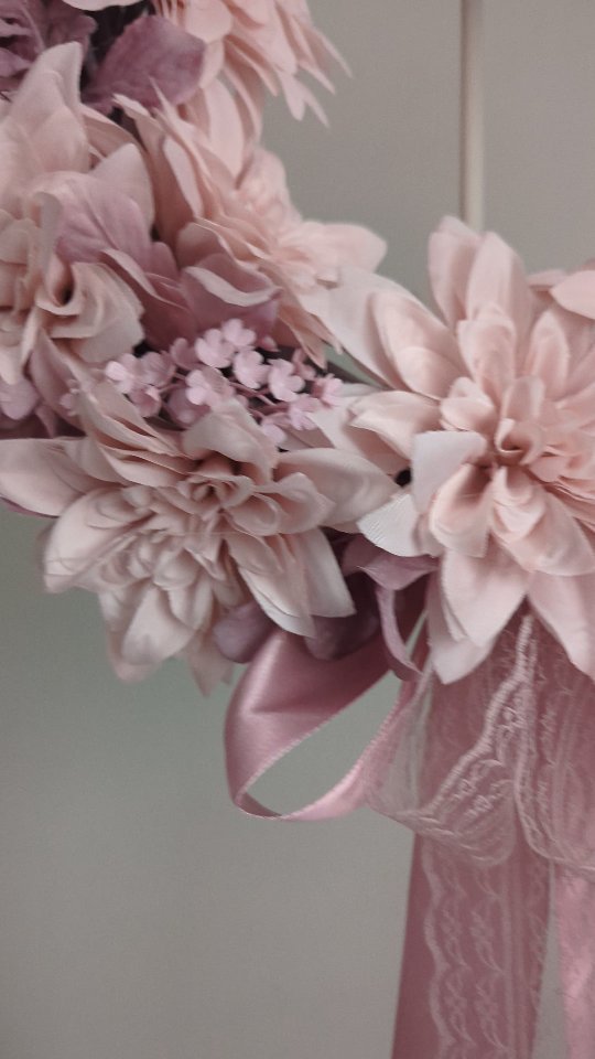 Detale...
Pastelowe delikatne kwiaty, delikatna koronkowa wstążka - całość tworzy subtelnie piękny i romantyczny wianek.

#wianki #wianeknadrzwi #dekoracjedomu #rozowedodatki #wiosennedekoracje