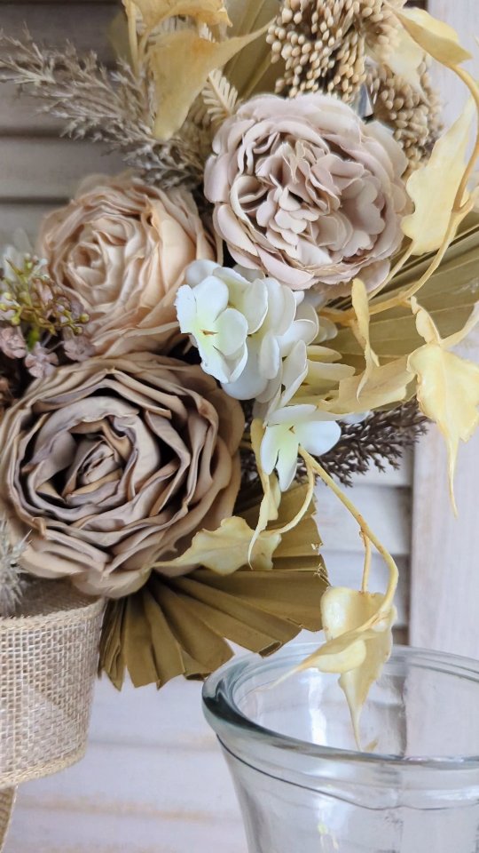 Ponownie Boho 🤎 
Popatrzcie na te kwiaty z bliska - są naprawdę obłędne 

#wianki #dekoracjedomu #wianeknadrzwi #dodatkidodomu #wystrojwnetrz #wreaths #bohostyle #boholove #bohowreath #dodatkiboho #dodatkidownętrz #DekoracjaWnętrz #dekoracjadomu