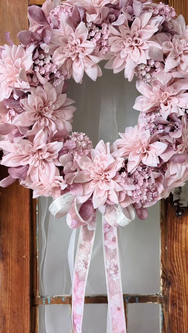Wianek na drzwi w wyjątkowym odcieniu jasnego, pudrowego różu 🌸
✅ Dostępny od ręki - jeśli chcesz zamówić - napisz do mnie 📩 

🌸 Średnica ok. 35cm
🌸 Cena 189zł

wianek na drzwi ▪️ wianki letnie ▪️ różowe dodatki ▪️ wreath 

#wianki #dekoracjedomu #wianeknadrzwi #wreaths #dlakobiet #prezentdlamamy #rozowedodatki #pinkdecor #kränze #kranz #wianekletni🌺 #dodatkidownętrz #wystrojwnętrz #aranżacjadomu