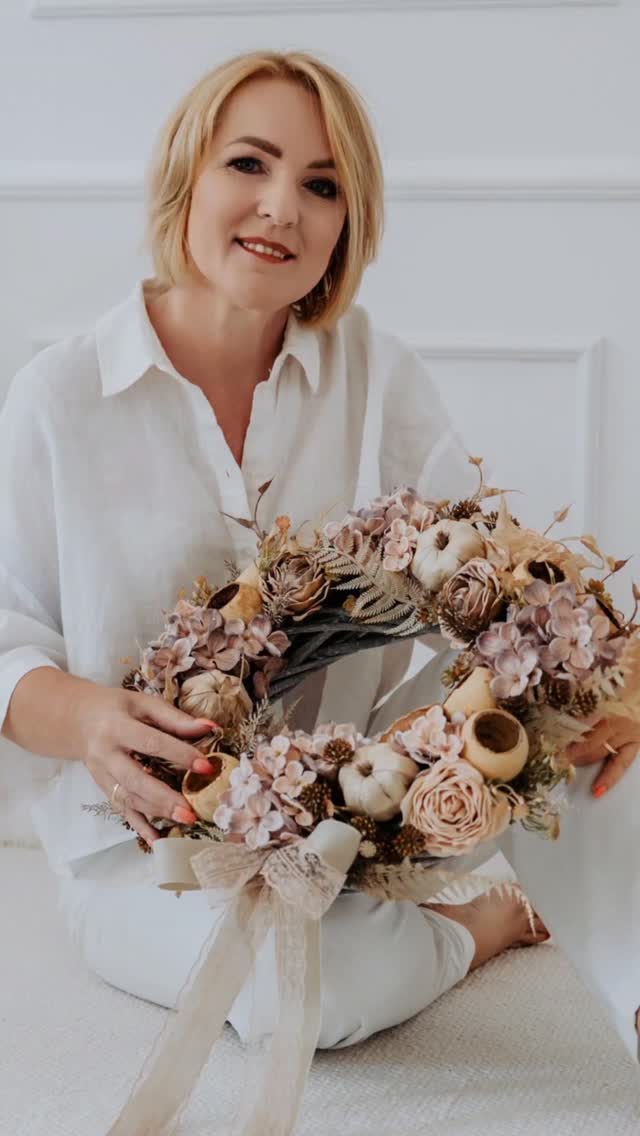 Popularność tego wianka przekroczyła moje najśmielsze oczekiwania 🤎
Ilość zamówień na ten konkretny model jest dla mnie dużym zaskoczeniem, a jednocześnie szalenie się cieszę, że tak trafiłam w Wasze gusta 🙂
W weekend byłam odwiedzić teściów, z którymi ze względu na dużą odległość (prawie 400km) rzadko się widujemy, więc zamówienia musiały czekać ale od jutra siadam do wianków, by jak najszybciej do Was dotarły 🙂

#wianki #wianeknadrzwi #dekoracjedomu #boholove #bohokranz #autumnwreath #jesiennedekoracje #jesiennywianek #jesieniara🍁 #ozdobyjesienne #dekoracjejesienne #vintagestyle