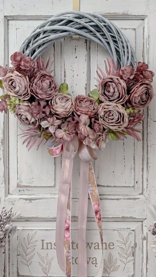 Pozostajemy w klimacie lekko vintage.
Ten wianek często jest zamawiany niezależnie od pory roku, bo jest po prostu uniwersalny 🌸

❇️ Średnica ok 35cm 
❇️ Cena 179zł
❇️ Wysyłka do paczkomatu 15zł lub kurierem 19zł 

Aktualnie termin realizacji zamówień to ok. 3 dni - zapraszam 🙂 

#wianki #wianeknadrzwi #dekoracjedomu #dekoracjedomu #ozdobadomu