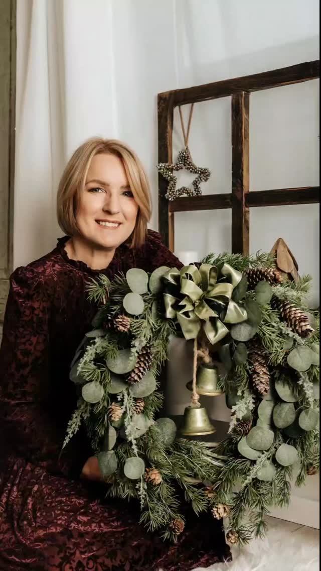 To jeden z najbardziej naturalnie wyglądających wianków. Głęboka zieleń gałązek sosny, tuji i eukaliptusa, naturalne szyszki i dwa dzwonki.
Jeśli tak jak ja lubisz ozdoby świąteczne w naturalnych kolorach, to ten wzór jest właśnie dla Ciebie 🙂
Nie zwlekaj z zamówieniem, bo kolejka się wydłuża...

❇️ Wianek świąteczny 
❇️ Średnica ok. 45cm
❇️ Cena 249zł
❇️ Wysyłka kurierem 19zł 

Zdjęcia: @annasikoraphotography ❤️

#wianeknaścianę #wianki #wianeknadrzwi #dekoracjedomu #wiankiświąteczne #wianekswiateczny #wystrojwnetrz #swiatecznedekoracje #swiatecznyklimat #swiatecznywianek #zielonedodatki #weinachtskranz #christmaswreath #nordicchristmas