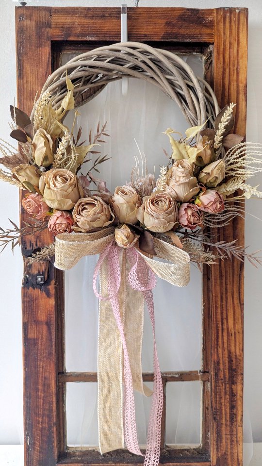 Romantyczny i lekko nostalgiczny - piękny wianek w stylu Vintage. Róże, które do złudzenia przypominają zasuszone kwiaty, sprawiają że ten wianek jest naprawdę wyjątkowy.

#wianki #wianeknadrzwi #dekoracjedomu #dodatkidodomu #wystrojwnetrz #wreaths #kränze #prezentdlamamy #dlakobiet #vintagestyle #wiankinadrzwi #ozdobaścienna #dodatkivintage #aranzacjewnetrz