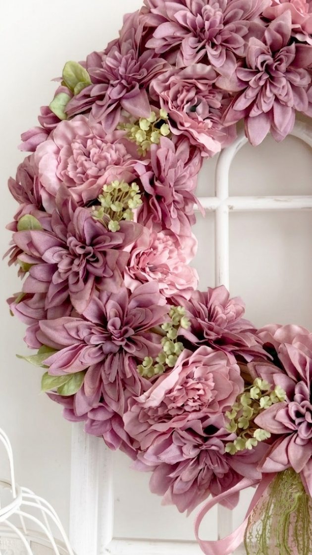 Detale 🌸❇️
Wianek wypełniony kwiatami po brzegi - bardzo efektowny 🩷

#wianeknadrzwi #wianki #wystrojwnetrz #wiosennywianek #dekoracjedomu