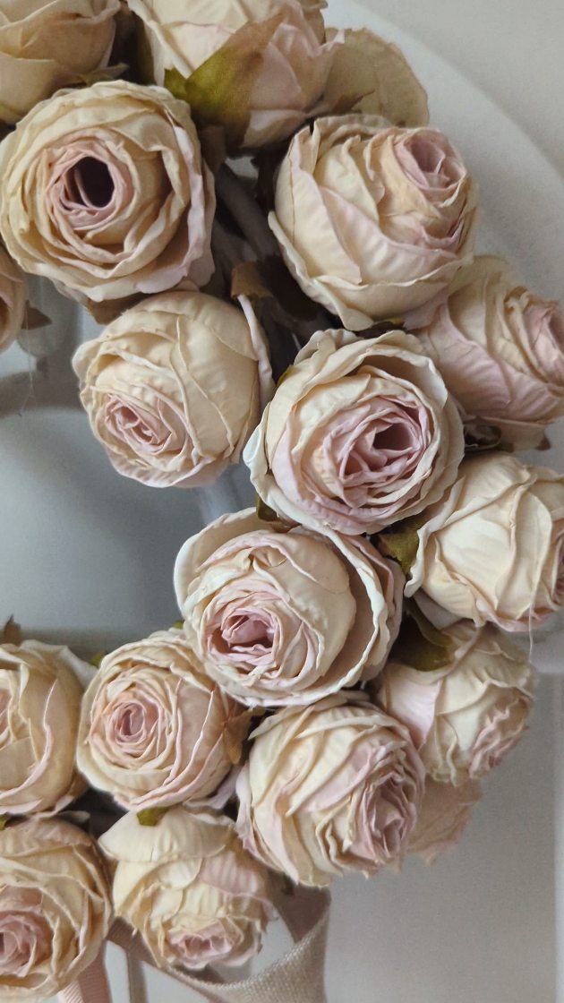 Detale 🌸 
Te róże są nieziemsko piękne, wyglądają jak naturalne, świeżo zasuszone 🤍

#wianek #wianeknadrzwi #wianki #róże  #dekoracjedomu