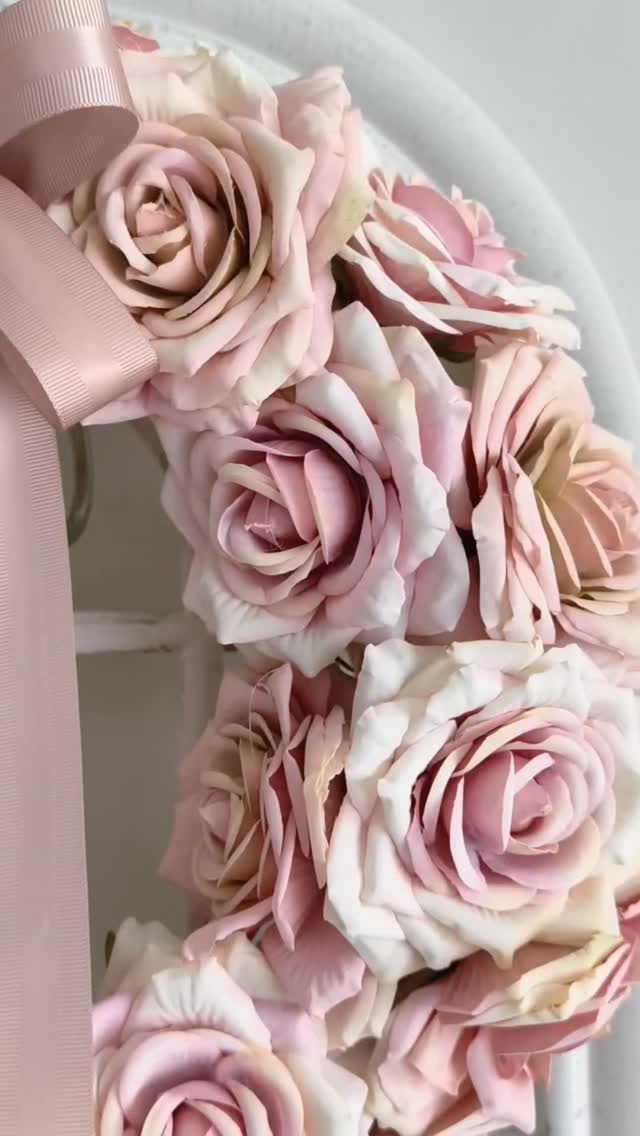 Detale 🌸 
Wianek utkany z pięknych cieniowanych róż 🌸

🌸 Wianek dostępny od ręki 
🌸 Średnica ok 35cm 
🌸 Cena 199zł

#wianki #wianeknadrzwi #dekoracjedomu #rozowedodatki #dekoracjewnętrz