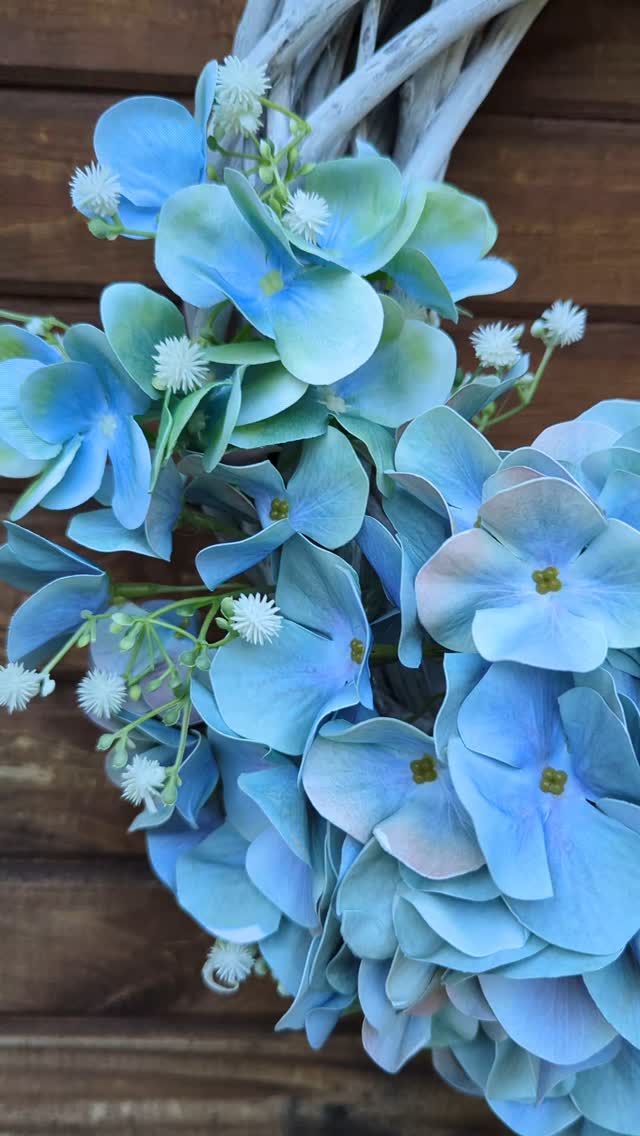 Baby Blue - wianek z niebieskich hortensji 🩵
Wykonany ze sztucznych kwiatów jakości PREMIUM, które wyglądają wyjątkowo naturalnie. Taka dekoracja będzie pięknie zdobić dom przez cały rok 

🔹 Średnica ok. 40cm
🔹 Cena 180zł
🔹 Wysyłka kurierem lub do paczkomatu 

Zamówienie możesz złożyć przez DM, sklep online lub Allegro (linki w bio)

#babyblue #babyshowerdecor #bluewreath #blumenkranz #niebieskiekwiaty #niebieskiedodatki #letniwianek #wianeknaścianę #WianekNaDrzwi #wianki #DekoracjaWnętrz #dekoracjascienna #ozdobaścienna #wystrojdomu #aranzacjawnetrz #wreaths #kranzliebe #kränze