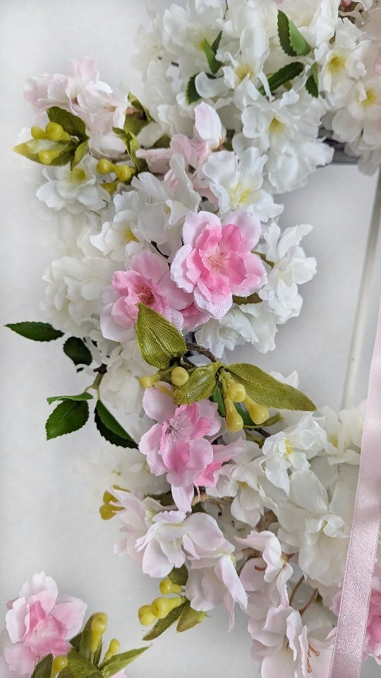 Detale🌸
Ten wianek składa się z gałązek kwitnących drzew owocowych, które wiosną cieszą nasze oczy.
Możesz mieć taki widok na dłużej - wianek dostępny od ręki 

❇️ Średnica ok 45cm
❇️ Cena 239zł
❇️ Dostępny od ręki 

#wiosennedekoracje #wiosennywianek #dekoracjedomu #ozdobadomu #kwiatjabłoni