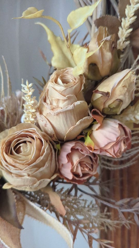 Detale...
Spójrzcie na te piękne róże - czyż one nie wyglądają jak naturalne, suszone kwiaty?
Ja jestem nimi niezmiernie zachwycona 🤍

#wianki #dekoracjedomu #wystrojwnetrz #kränze #wreaths #prezentdlaniej #vintagestyle #romantycznewnętrza #shabbyhouse #dodatkidownetrz #ozdobaścienna