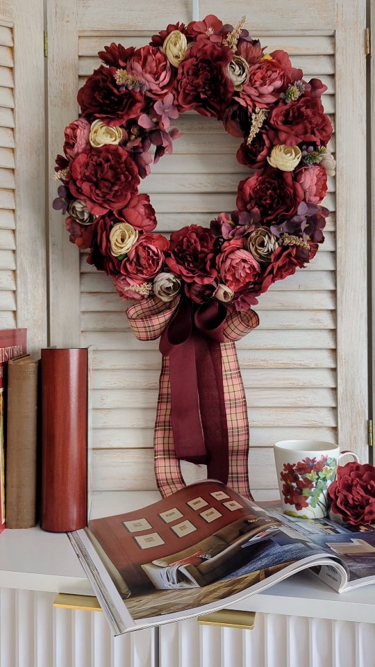 Nowość w mojej ofercie ❤️
Przedstawiam Wam Burgundową Elegancję – wianek pełen głębokich, nasyconych barw, które przyciągają wzrok i dodają wnętrzu wyjątkowego charakteru. To idealna dekoracja na drzwi, kominek czy ścianę.

Bogactwo bordowych, kremowych i czerwonych kwiatów, uzupełnione o elegancką kokardę w odcieniach burgundu i beżu, sprawia, że ten wianek pasuje zarówno do klasycznych, jak i nowoczesnych wnętrz.

Dostępny od ręki! 💥
Nie czekaj – ten jedyny egzemplarz może być Twój już dziś!

📩 Zamów przez DM lub odwiedź link w bio.

#rękodzieło #wianeknaślub #dekoracjedodomu #wianeknaścianę #wiankiręcznierobione #nowość #dekoracjawnętrz #handmadewreath #WianekNaDrzwi #burgund #wianki #wiankinadrzwi #wreaths #wreath #kränze #kranz #dodatkidownętrz #aranżacjadomu #dekoracjedomu