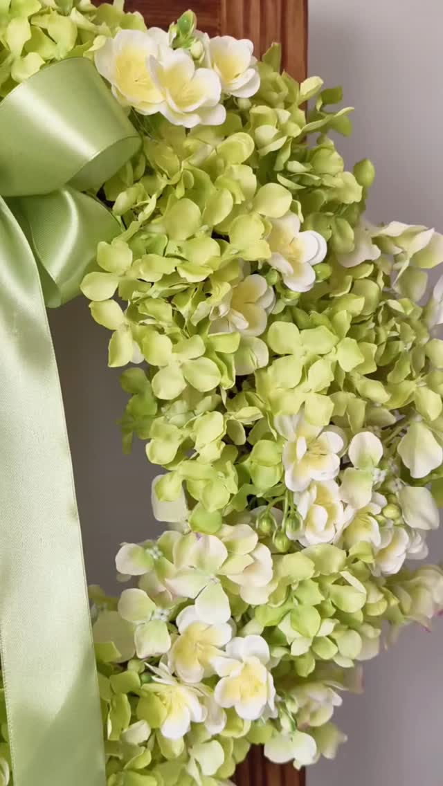 To najszybciej sprzedany wianek 💚
Jeśli Ty też chcesz go mieć - napisz do mnie, mogę wykonać kolejny taki sam ❇️

❇️ Średnica ok 40cm
❇️ Cena 199zł
❇️ Wysyłka do paczkomatu 15zł lub kurierem 19zł 

#zielonedekoracje #hortensje #dekoracjedomu #wianeknadrzwi #wianki
