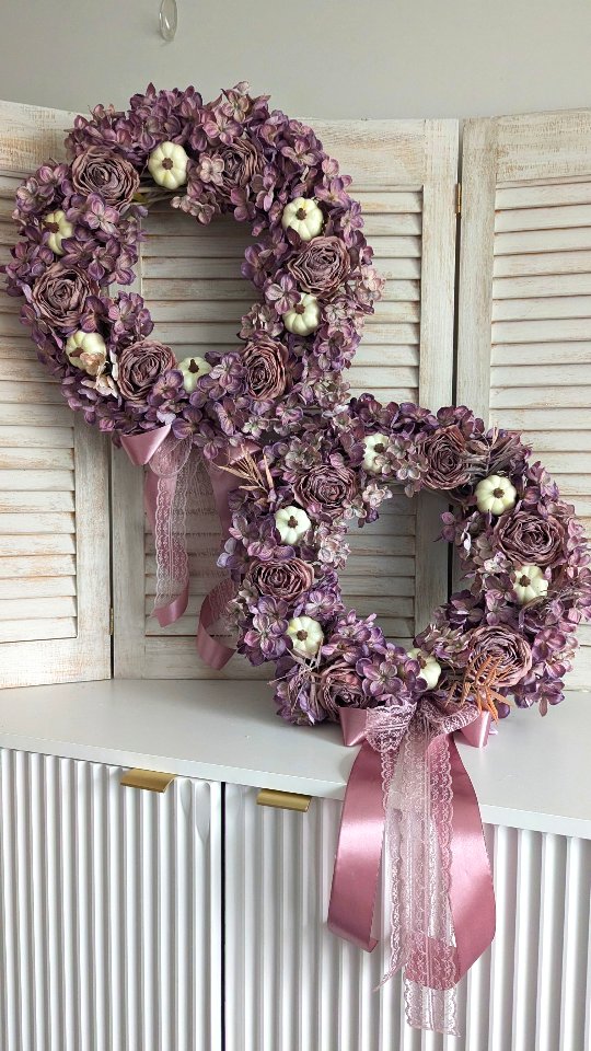 Tej jesieni królują dwa modele wianków jesiennych, a to jest jeden z nich 💜
Jeszcze tylko przez kilka dni przyjmuję zamówienia na wianki jesienne, jeśli więc myślisz o takim, to jest ostatni moment by go zamówić 🙂

#wianki #wianeknadrzwi #dekoracjedomu #dodatkidownętrz #dodatkidodomu #wystrojwnetrz #wreaths #wreathdecor #fioletowedodatki #autumnwreath #dynieozdobne #dynie🎃 #białedynie #jesieniara🍁 #jesiennywianek #jesiennedekoracje