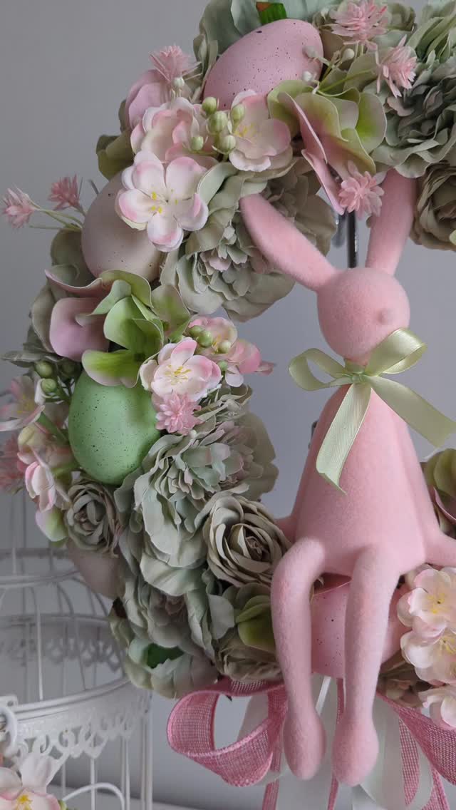 Detale 🌸 
Pastelowe kwiaty, kolorowe jajeczka i zając z tworzywa pokrytego delikatnym mieszkiem 

❇️ Średnica ok 35cm 
❇️ Cena 199zł
❇️ Wysyłka do paczkomatu 15zł lub kurierem 19zł 

#wiosennedekoracje #wiosennywianek #wielkanocneozdoby #wielkanocnedekoracje🌸 #wianeknadrzwi