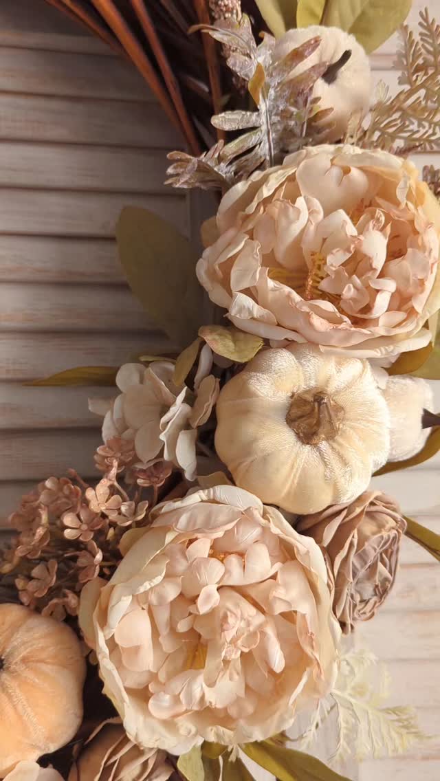 Detale...
Welurowe dynie pomiędzy okazałymi piwoniami, s wszystko w odcieniach beżu i kremu.
A już jutro... jeśli tylko uda mi się zrobić dobre zdjęcia to pokażę wam pierwszy świąteczny wianek, który wyjedzie z mojej pracowni w tym roku 🌲
Kto wpadnie zobaczyć?

#dyniowelove #dynie🎃 #autumnwreath #jesieniara🍁 #jesiennedekoracje #jesiennywianek #WianekNaDrzwi #wianki #kränze #wreaths #ozdobadrzwi #DekoracjaDoDomu