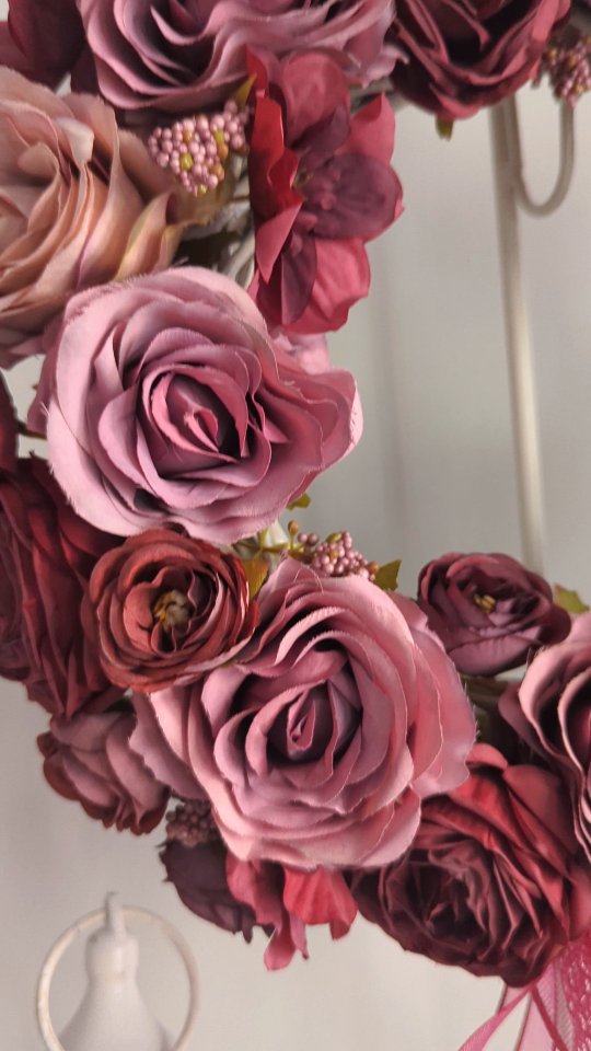 Detale...
Każdy z kwiatów wypełniających ten wianek jest wyjątkowo wyrazisty, ci sprawia że wianek jest bardzo efektowny.
Kolor burgundu dodaje mu klasy ekskluzywności 

❇️ Średnica wianka ok 35cm 
❇️ Cena 199zł
❇️ Wysyłka do paczkomatu 15zł lub kurierem 19zł 

#burgund #wianeknadrzwi #wianki #wiosennedekoracje #dekoracjedownętrz