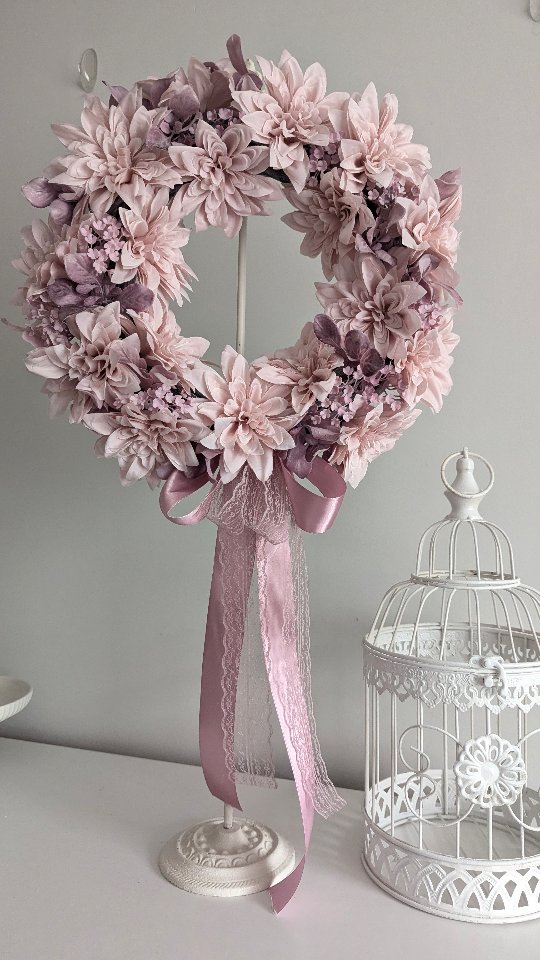 Kolejny pastelowy wianek, tym razem w kolorze pudrowy róż - bardzo romantyczny i delikatny 🌸

❇️ Średnica wianka ok 35cm 
❇️ Cena 199zł

#wianki #wianeknadrzwi #dekoracjedomu #pastelove #wiosennedekoracje