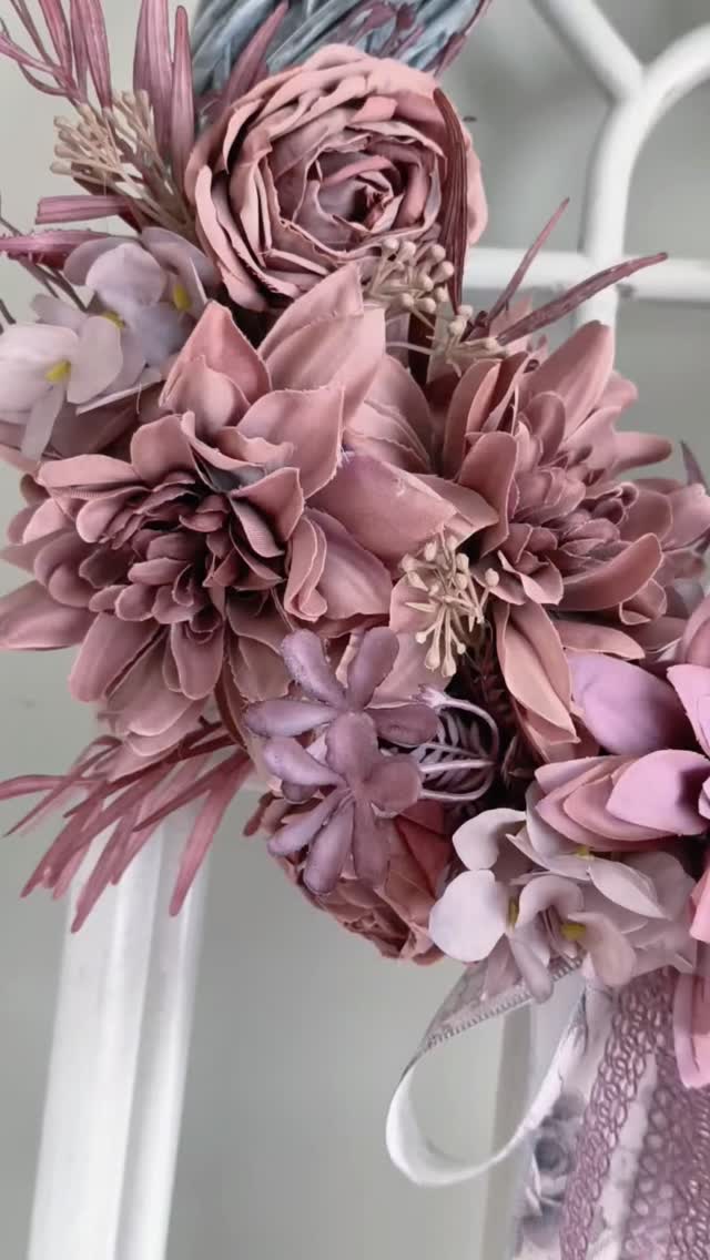 Detale 🌸 
Kwiaty i gałązki w pięknych, stonowanych odcieniach fioletu/brudnego różu 

❇️ Średnica ok 40cm
❇️ Cena 189zł
❇️ Wysyłka do paczkomatu 15zł lub kurierem 19zł 

#dodatkidodomu #dlakobiet #dekoracjedomu #ozdobadomu #wiankinadrzwi