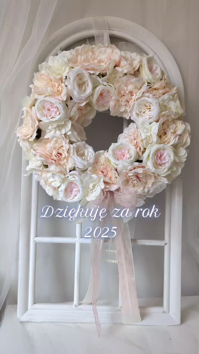 Wdzięczność 🤍
Dziś z takim uczuciem kończę ten rok i z takim samym chcę wejść w Nowy Rok
Dziękuję Wam za to że jesteście, że towarzyszycie mi w tej kolorowej podróży pełnej kwiatów i piękna 🌸
Za to, że podziwiacie i zamawiacie wianki, które tworzę 🤍
Za to, że piszecie miłe komentarze i opinie 🤍
Za to że po prostu jesteście 🤍

Życzę wszystkim pięknej nocy Sylwestrowej i wspaniałego roku 2026✨

#wianki #dekoracjedomu #wystrojwnetrz #dlakobiet #wianeknadrzwi