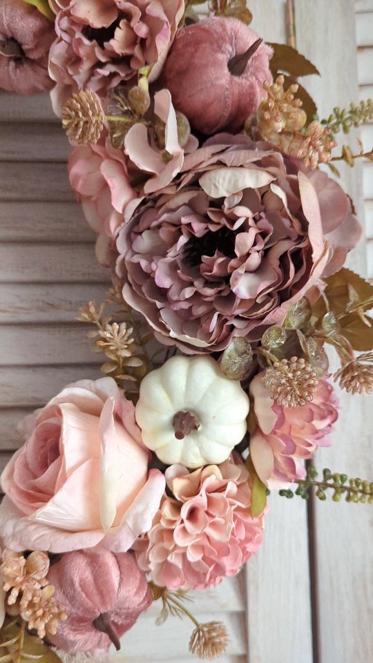 Detale...
Małe ozdobne dynie białe i różowe, otoczone okazałymi kwiatami piwonii. Całość w stonowanych odcieniach pudrowego różu.

#wianki #wianeknadrzwi #dekoracjedomu #dodatkidodomu #wystrojwnetrz #wreaths #rozowedynie #rozowedodatki #shabbyhouse #pudrowyróż #jesieniara🍁 #jesienneklimaty #jesiennedekoracje #autumnwreath