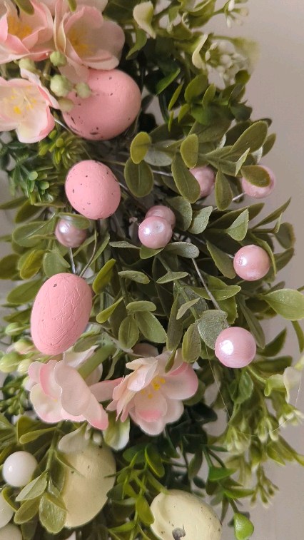 Detale...🌸
Wielkanocne małe pastelowe jajeczka, w kolorze różowym i kremowym, do tego w tych samych barwach perłowe kuleczki, różowe kwiaty jabłoni dużo zielonych gałązek bukszpanu 🌿

❇️ Średnica ok 35cm 
❇️ Cena 179zł

#wielkanocnedekoracje🌸 #wielkanocneozdoby #wiosennywianek #wiosennedekoracje #wianeknadrzwi