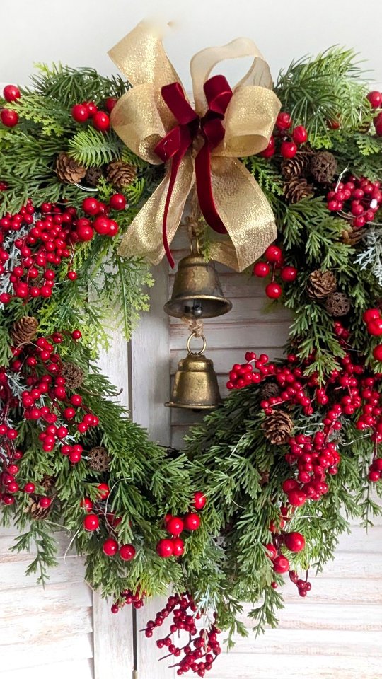 Klasyka Świąt - dwa wianki w tej samej kolorystyce, w dwóch różnych wariantach;
❇️ Mniejszy o średnicy ok 40cm, bez dzwonków - cena 199zł
❇️ Większy o średnicy ok 50cm, z dzwonkami - cena 239zł

Oczywiście mogę też każdą opcję dostosować do Twoich potrzeb:
▪️ dzwonki mogę dołożyć lub usunąć 
▪️ kokarda i wstążka może być inna jeśli chcesz 
▪️ mogę dodać więcej gałązek czerwonych albo dołożyć szyszki 
▪️ itd. itp 
Jeśli masz szczególne oczekiwania - napisz 🙂

#wianki #wianeknadrzwi #dekoracjedomu #swiatecznedekoracje #swiatecznyklimat #kränze #wreaths #dlakobiet #christmaswreath #weinachtskranz #wiankiświąteczne #wianekświąteczny #dekoracjeswiateczne #ozdobyświąteczne