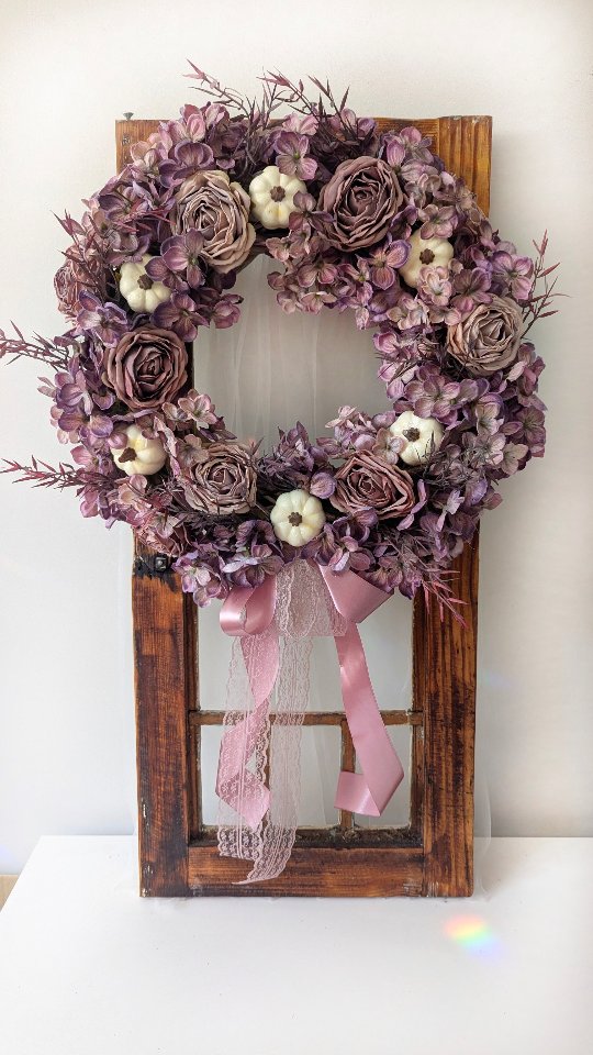 To już jeden z ostatnich wianków jesiennych, który w tym roku wyjedzie z mojej pracowni. W weekend planuję wymianę materiałów - jesienne powędrują na strych, a zabieram się za materiały świąteczne, bo...
Już mam zamówienia na wianki świąteczne!

#wianki #wianeknadrzwi #dekoracjedomu #dodatkidodomu #wystrojwnetrz #wreaths #kränze #dlakobiet #jesieniara🍁 #jesienneozdoby #jesiennedekoracje #dynieozdobne #dyniowelove #jesiennywianek #autumnwreath #ozdobyjesienne