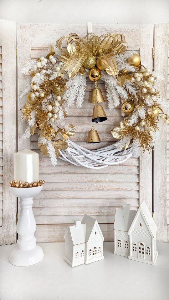 NOWOŚĆ nr 3 🌲
Są tu jacyś miłośnicy Glamour? ✨
Ten biało-złoty wianek świąteczny stworzyłam właśnie z myślą o Was 🤍

✨ Wianek dostępny od ręki 
✨ Średnica ok. 40cm
✨ Cena 189zł

#glamourdecor #glamchristmas #swietaglamour #wianekglamour #zlotedodatki #WianekNaDrzwi #wianki #dekoracjedomu #dodatkidodomu #wystrojwnetrz #wreaths #kränze #weinachtskranz #christmaswreath #bialedodatki