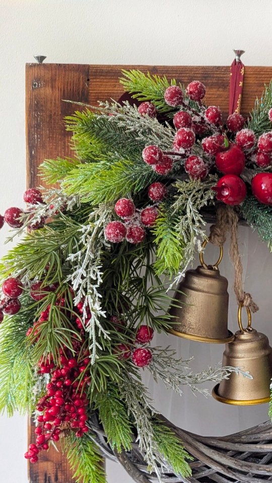 Wianek świąteczny klasyk: zielone gałązki jodły lekko oprószone brokatem, który skrzy się jak śnieg, do tego gałązki sosny z szyszkami, czerwone jagody głogu i czerwona kokarda.
Klimat Świąt na całego 🌲

#wianki #wianeknadrzwi #dekoracjedomu #dodatkidodomu #wystrojwnetrz #wreaths #kränze #DekoracjeŚwiąteczne #ozdobyświąteczne #swiatecznedekoracje #swiatecznywianek #christmaswreath #weinachtskranz #swiatecznyklimat