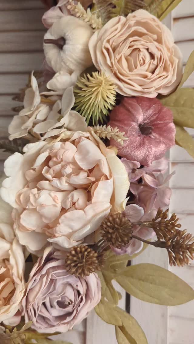 Detale...
Wianek jesienny w nietuzinkowych kolorach: kremowe piwonie, róże w odcieniach pudrowego różu i do tego welurowe dynie białe i różowe 🤍🩷

#wianki #wianeknadrzwi #dekoracjedomu #dodatkidodomu #wystrojwnetrz #wreaths #kränze #prezentdlaniej #dyniowelove #shabbyhouse #shabbystyl #dynieozdobne #białedynie #jesieniara #jesiennywianek #jesiennedekoracje