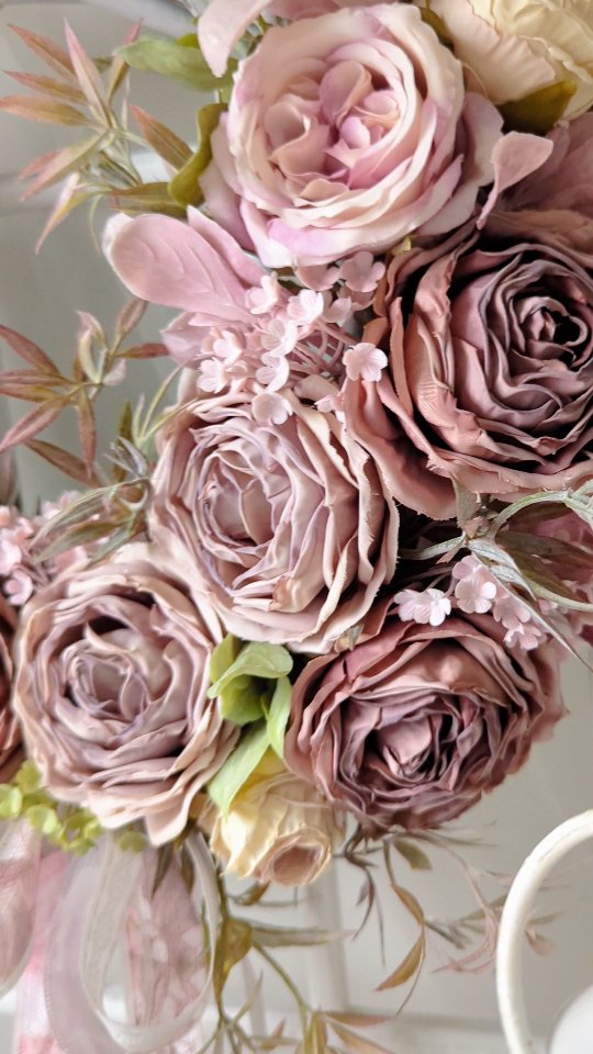 Popatrzcie z bliska na te róże 😍
Do złudzenia przypominają naturalne zasuszone kwiaty 🌸
Taki wianek będzie pięknie zdobił wejście lub wnętrze Twojego domu przez cały rok

🌸 Dostępny od ręki 
🌸 Średnica ok 35cm 
🌸 Cena 169zł

📩 Jeśli chcesz zamówić - napisz do mnie 
📦 Wysyłka natychmiast 🙂

wianek na drzwi ▪️ wianki dekoracyjne ▪️ vintage ▪️ aranżacja wnętrz ▪️ wystrój domu ▪️ wreath 

#vintagestyle #vintagedeco #WianekNaDrzwi #wianki #dekoracjedomu #wystrojwnetrz #wreaths #prezentdlamamy #DekoracjaWnętrz #dekoracjawnętrz #ozdobadrzwi #ozdobadomu #kränze #kranz