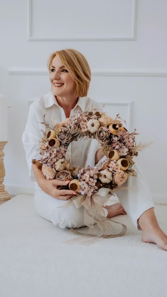 Ten wianek z dyniami ma swoją premierę tej jesieni - ciekawa jestem jak przypadnie Wam do gustu - mam nadzieję, że docenią go wszyscy miłośnicy stylu boho 

▪️ Wianek jesienny dostępny od ręki 💥 
▪️ Średnica ok 40cm
▪️ Cena 189zł

#wianki #wianeknadrzwi #wreaths #kränze #jesiennedekoracje #jesiennywianek #jesieniara🍁 #dynieozdobne #dynie🎃 #dyniowelove #wianekjesiennynadrzwi #wianekzdyniami #pumpkindecor #autumnwreath #jesienneozdoby #DekoracjaDoDomu #ozdobyjesienne