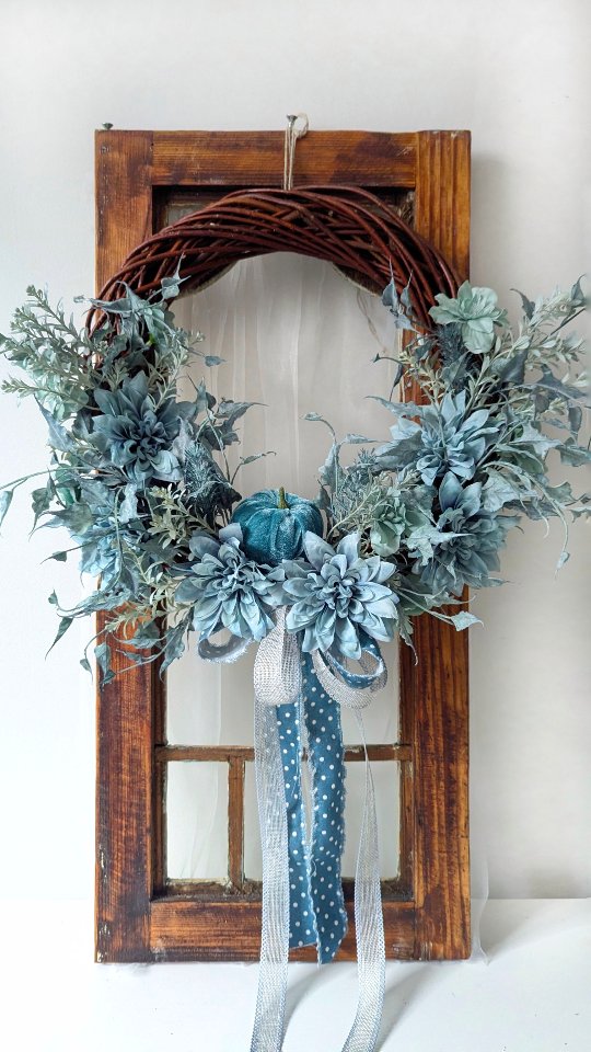 A może jesienny wianek w turkusach?
Turkusowa welurowa dynia i kwiaty oraz dodatki również w tym pięknym kolorze, który szczerze uwielbiam 🩵

▪️ Wianek dostępny od ręki 
▪️ Średnica ok. 40cm
▪️ Cena 169zł

Jeśli chcesz mieć już we wtorek taki piękny wianek w swoim domu - zamów dziś przez DM 🙂 

#wianki #wianeknadrzwi #dekoracjedomu #dodatkidodomu #wreaths #kränze #dlakobiet #jesieniara🍁 #jesiennywianek #jesiennedekoracje #turkus #turkusowedodatki #dynieozdobne #dyniowelove #dynie🎃