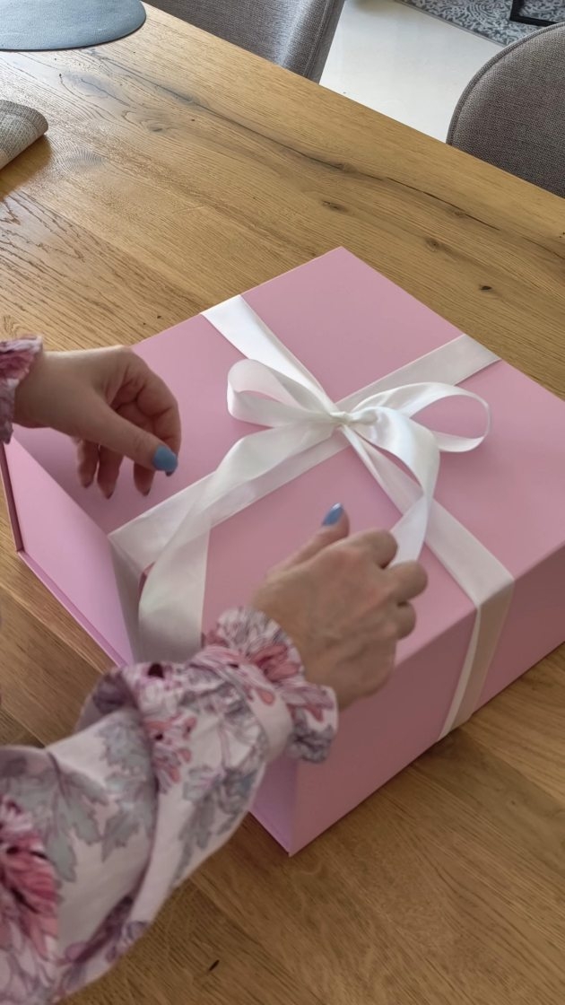 Zobaczcie jakie eleganckie pudełka mam dla Was jeśli zamówicie wianek w opakowaniu prezentowym. Eleganckie pudełka w kolorze różowym lub białym, zamykane na magnes. 
Obdarz bliską osobę wyjątkowym prezentem - zadbam o to, by efekt był zachwycający 🤍🩷

❇️ Prezentowany wianek jest dostępny od ręki, mogę wysłać nawet jutro 
❇️ Średnica ok 35cm 
❇️ Cena wianka 199zł
❇️ Opakowanie prezentowe 25zł
❇️ Wysyłka kurierem 19zł 

#pomysłnaprezent #prezentdlamamy #prezentdlakobiety #wianki #wianeknadrzwi
