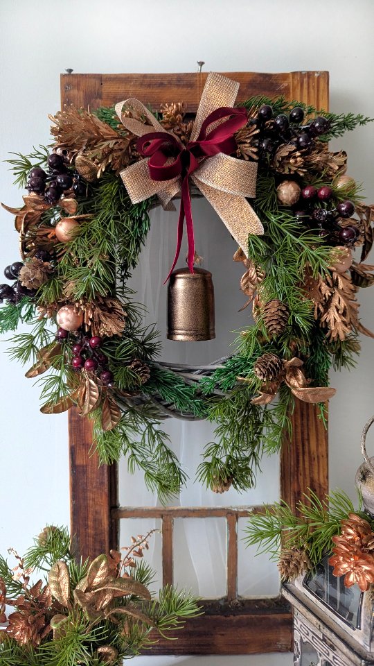 Wianek w świąteczny z dodatkami w kolorze miedzi i głębokiego burgundu. Bardzo elegancki i nietuzinkowy.

▪️ Wianek dostępny od ręki 
▪️ Średnica ok. 40cm
▪️ Cena 199zł
▪️ Wysyłka kurierem lub do paczkomatu 

#wianki #wianeknadrzwi #dekoracjedomu #wreaths #kränze #swiatecznedekoracje #swiatecznyklimat #swietaglamour #swiatecznywianek #christmaswreath #weinachtskranz #WianekNaDrzwi #wianekświąteczny #wiankiświąteczne #miedź