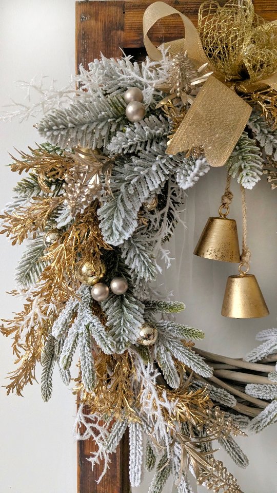 Detale...
Oszronione gałązki jodły, złote gałązki, listki i bombeczki, do tego złota kokarda z dwóch wstążek i złote dzwoneczki ✨🤍⭐

✨ Średnica ok. 40cm
✨ Cena 199zł
✨ Wysyłka kurierem lub do paczkomatu 
✨ Termin realizacji 3-5dn

#wianki #wianeknadrzwi #dekoracjedomu #dodatkidodomu #glamchristmas #glamourdecor #dodatkidownetrz #DekoracjaWnętrz #ozdobadrzwi #swiatecznedekoracje #swiatecznyklimat #swietaglamour #swiatecznywianek #christmaswreath #weinachtskranz #zlotedodatki #goldchristmas #złoteświęta