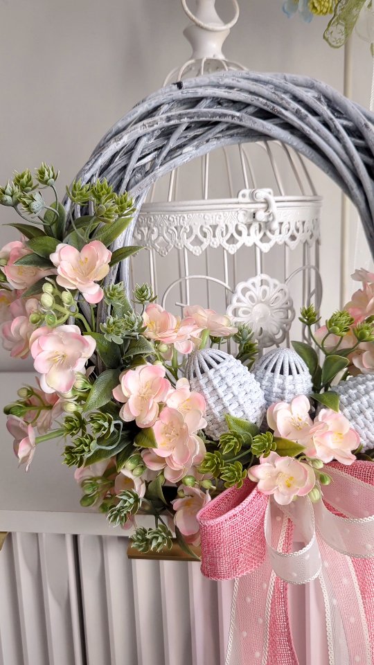 Ciekawa jestem która kolorystyka bardziej Wam się podoba: ta bardziej standardowa czyli zieleń, żółty i delikatny niebieski, czy wolicie iść w róż?
Dajcie znać w komentarzach 🙂

❇️ Oba wianki Wielkanocne dostępne od ręki 
❇️ Średnica ok 35cm 
❇️ Cena 159zł
❇️ Wysyłka do paczkomatu 15zł lub kurierem 19zł 

#wielkanocnedekoracje🌸 #wielkanocneozdoby #wiosennywianek #wianeknadrzwi #wianki