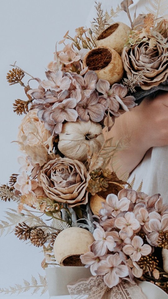 Detale...
W kolejnych zamówieniach dynie w tym wianku będą zastąpione innymi, bo te są już niedostępne. Mam jednak piękne beżowe z weluru też idealnie tu pasują - wkrótce pokażę 🙂

#wianki #wianeknadrzwi #dekoracjedomu #dodatkidodomu #wystrojwnetrz #wreaths #kränze #prezentdlaniej #autumnwreath #dynieozdobne #jesiennedekoracje #jesiennywianek #jesieniara🍁 #jesiennedekoracjedomu