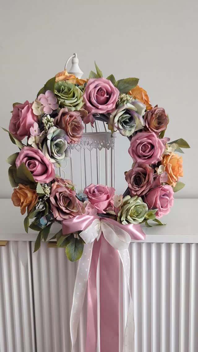 Kolejny wianek przywołujący wiosnę, ciepło, kolory 🌸🩷🌸

❇️ Średnica wianka ok 35cm 
❇️ Cena 199zł
❇️ Wysyłka do paczkomatu 15zł lub kurierem 19zł 

#wiosennywianek #wiosennedekoracje #ozdobadomu #wystrojwnetrz #wianki