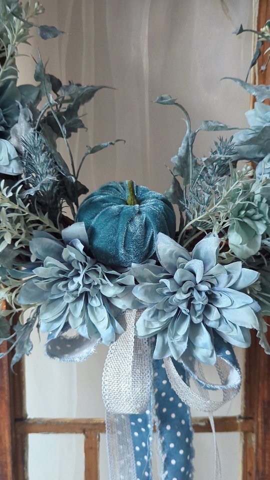 Detale...🩵
Turkusowa dynia z pięknego weluru to główny element tej kompozycji ale dużą robotę robią też wszystkie dodatki, które idealnie pasują kolorystycznie do Pani Dyni 🙂

▪️ Wianek jesienny dostępny od ręki 
▪️ Średnica ok. 40cm
▪️ Cena 169zł

Zamów dziś, a już pojutrze ten wianek będzie w Twoim domu 

#wianki #wianeknadrzwi #dekoracjedomu #dodatkidodomu #wystrojwnetrz #wreaths #kränze #prezentdlamamy #autumnwreath #jesieniara🍁 #jesiennedekoracje #jesienneklimaty #jesienneozdoby #DekoracjaDoDomu #DekoracjaWnętrz #dyniowelove