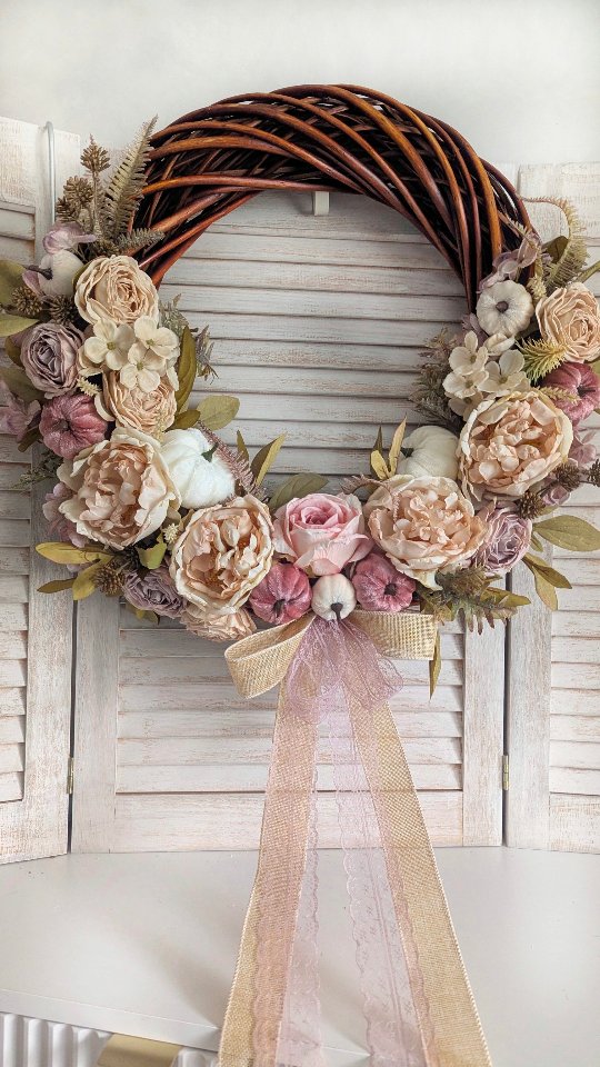 To przedostatni wianek z dyniami, jaki wyjechał w tym roku z mojej pracowni. Wykonany na specjalne zamówienie, połączenie jasnych odcieni beżu i kremu z delikatnym akcentem pudrowego różu 🩷🤍

#wianki #wianeknadrzwi #dekoracjedomu #wystrojwnetrz #wreaths #kränze #dlakobiet #jesieniara🍁 #jesieniara #jesienneozdoby #dynie🎃 #dyniowelove #autumnwreath #jesiennedekoracje