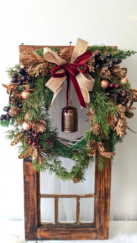 NOWOŚĆ nr 2 🌲
Tym razem świąteczny klimat z dodatkami w kolorach bordo i miedź 
Ciekawa jestem jak Wam przypadnie do gustu, bo moje serce już skradł 🙂

▪️ Wianek świąteczny dostępny od ręki 
▪️ Średnica ok. 40cm
▪️ Cena 189zł
▪️ Wysyłka do paczkomatu lub kurierem 

#swiatecznedekoracje #swiatecznyklimat #swiatecznywianek #christmaswreath #weinachtskranz #wianki #wianeknadrzwi #dekoracjedomu #dodatkidodomu #wystrojwnetrz #wreaths #kränze