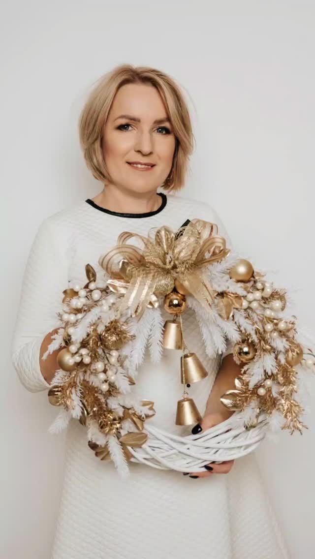 Wianek świąteczny w stylu Glamour ✨
Czyli duuużo złota i błysku ✨

✨ Wianek dostępny od ręki 
✨ Średnica ok. 40cm
✨ Cena 199zł

#wianki #wianeknadrzwi #dekoracjedomu #dodatkidodomu #wreaths #wystrojwnetrz #glamourdecor #glamchristmas #stylglamour #wianekzłoty #zlotedodatki #christmaswreath #weinachtskranz #swiatecznedekoracje #swietaglamour #swiatecznywianek #swieta #bożenarodzenie
