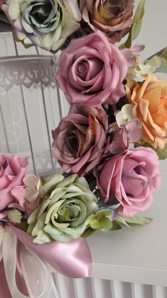 Detale...
Piękne róże w różnych kolorach - całość tworzy piękny wiosenny wianek.
🌸 Średnica wianka ok 35cm 
❇️ Cena 199zł
🌸 Wysyłka do paczkomatu 15zł lub kurierem 19zł 

#wiosennedekoracje #wiosennywianek #wianeknadrzwi #wianki #dekoracjedomu