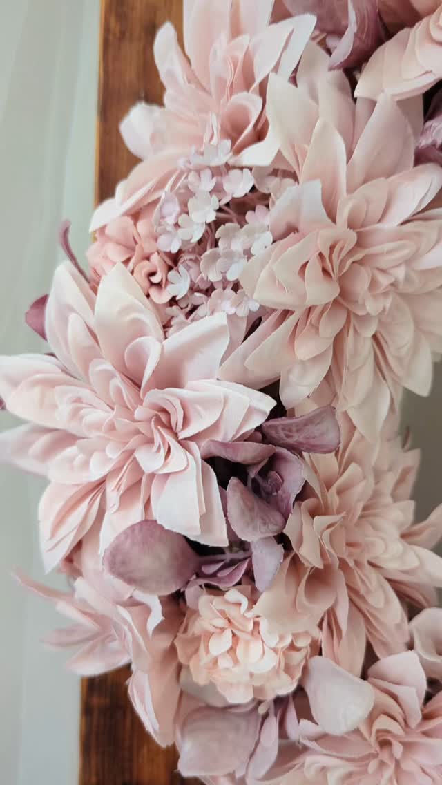 No to jeszcze spojrzenie na detale 🌸

🌸 Średnica ok. 35cm (mogę wykonać też większy)
🌸 Cena 189zł
🌸 Termin realizacji ok 2-3dni 

Zamówienie możesz złożyć przez sklep online lub Allegro (linki w bio)

#wianki #dekoracjedomu #wianeknadrzwi #dodatkidodomu #wystrojwnetrz #wreaths #dodatkidodomu #wystrojwnetrz #kränze #dlakobiet #mojdom #nowydom #nowastodoła #pastelowainspiracja #wiankinadrzwi