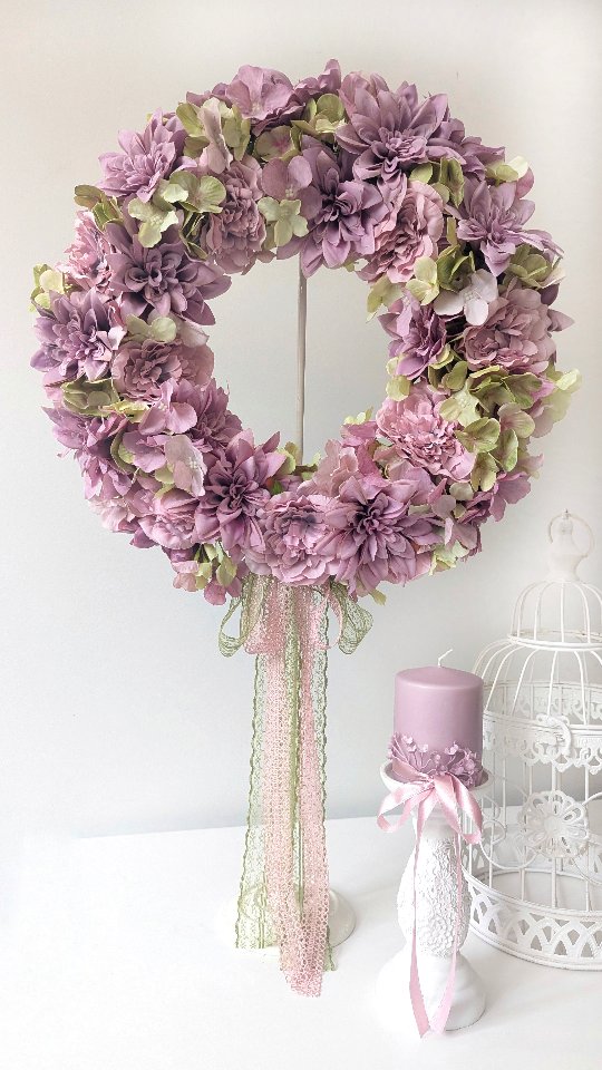 NOWOŚĆ 🩷💚
Pierwszy nowy wzór w tym roku - wiosenno - letni, delikatny a zarazem okazały.
Jak Wam się podoba?

❇️ Dostępny od ręki 
❇️ Średnica wianka ok. 40cm
❇️ Cena 199zł
❇️ Wysyłka do paczkomatu 15zł lub kurierem 19zł 

#wianki #wianeknadrzwi #wiosennedekoracje #wiosennywianek #dekoracjedomu