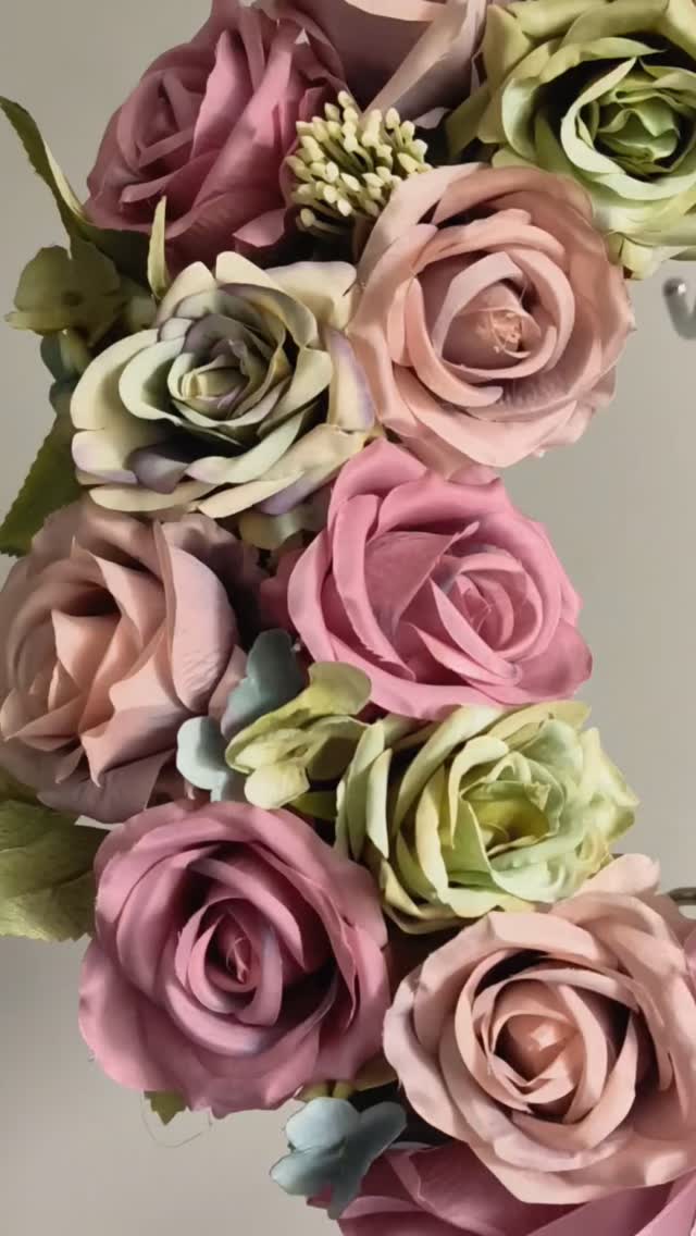 Detale 🌸 
Róże, róże i jeszcze raz róże 🌸

❇️ Średnica wianka ok 35cm 
❇️ Cena 199zł
❇️ Wysyłka do paczkomatu 15zł lub kurierem 19zł 

#wianeknadrzwi #wianki #dekoracjedomu #wystrojwnetrz #wiosennedodatki