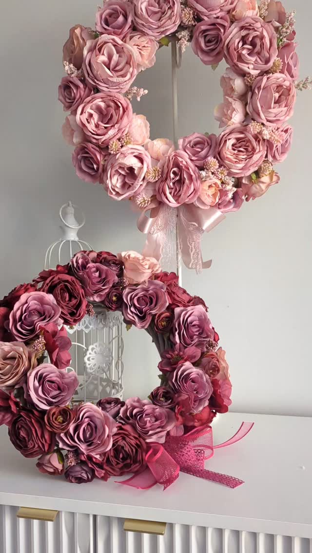 Był jasny róż, pora na ciemniejszy - mocny, zdecydowany róż, w połączeniu z głębokim bordo 🩷

🌸 Średnica wianka ok 35cm 
🌸 Cena 199zł
🌸 Wysyłka do paczkomatu 15zł lub kurierem 19zł 

#wianki #wianeknadrzwi #dodatkidodomu #wystrojwnetrz #kränze