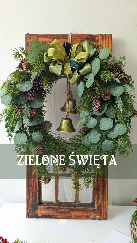Świąteczna NOWOŚĆ nr 1🌲
Zaczynamy prezentację nowych wzorów, które dla Was przygotowałam na ten sezon.
Jako pierwszy: wianek świąteczny w totalnie naturalnych kolorach: głęboka zieleń gałązek sosny i eukaliptusa 💚
Idealny dla miłośników natury, stylu boho i minimalizmu.

❇️ Wianek dostępny od ręki 
❇️ Średnica ok. 40cm
❇️ Cena 199zł

#wianeknaścianę #wianki #wianeknadrzwi #dekoracjedomu #dodatkidodomu #wystrojwnetrz #swiatecznedekoracje #swiatecznywianek #swiatecznyklimat #christmaswreath #weinachtskranz #weinachtsdeko #kränze #bożenarodzenie