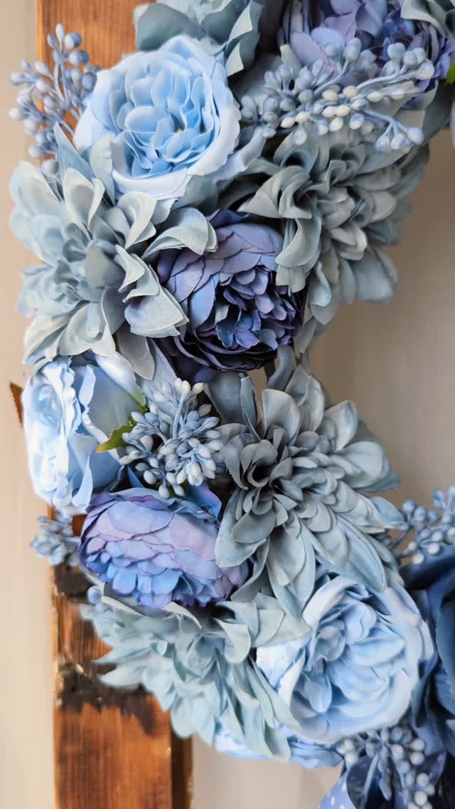 Kolory tego wianka są lekko zbliżone do aktualnego koloru nieba 💙🩵💙
Spokojnego wieczoru kochani 

❇️ Wianek dostępny na zamówienie 
❇️ Średnica ok 35cm 
❇️ Cena 179zł

📩 Zamówienie możesz złożyć pisząc do mnie wiadomość prywatną, przez sklep online lub Allegro (linki w bio)

#wianki #dekoracjedomu #wianeknadrzwi #dodatkidodomu #wystrojwnetrz #wreaths #prezentdlamamy #niebieskiedodatki #wreath #kränze #kranzbinden #kranz #navybluedecor #royalblue