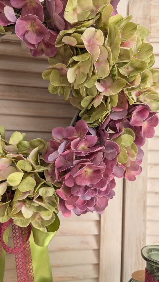 Spójrzcie na te płatki hortensji - to jest naprawdę jakość PREMIUM 💚💜

❇️ Wianek dostępny od ręki 
❇️ Średnica ok 35-40cm
❇️ Cena 179zł
❇️ Wysyłam do paczkomatu lub kurierem 

Zamówienie możesz złożyć przez sklep online, allegro lub DM 📩

#hortensje #hortensjowelove #fioletowedodatki #zielonedodatki #WianekNaDrzwi #jesiennywianek #jesieniara🍁 #jesiennedekoracje #wianki #dekoracjedomu #wianeknadrzwi #dodatkidodomu #wystrojwnetrz #wreaths #prezentdlamamy #kränze #kranz #hydrangeas #autumnwreath